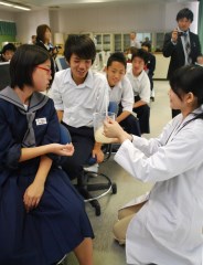 分子結合で合成ゴムを作る実験に驚く生徒=神栖市大野原中央の市立神栖第四中学校