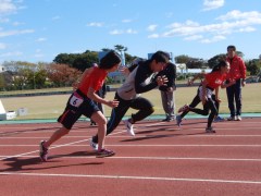 舘野選手(左から2人目)が30メートルダッシュに参加した=日立市の市民運動公園陸上競技場