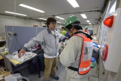 ハドロン施設から避難し汚染検査を受ける研究者=東海村白方(J-PARCセンター提供)