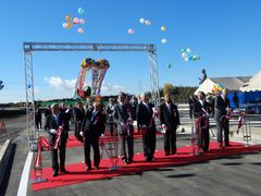 関係者がテープカットなどを行い開通を祝った=阿見町吉原