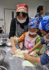 パン作り講習会で生地をこねる作業に取り組む参加者=ひたちなか市東石川