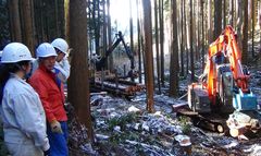 大子清流高森林科学科の2年生が最新の林業機械の操作を体験=大子町左貫