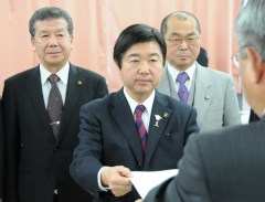 日本原子力発電に対する申し入れ書を提出する高橋靖水戸市長(中央)=同市中央