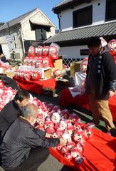 恒例の「だるま市」では縁起物のだるまを品定めする姿が目立った=12日午後、筑西市甲