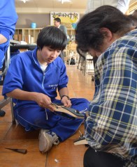 茨城新聞 生徒 鼻緒すげ挑戦 結城二高講習会 茨城新聞 生徒 鼻緒すげ挑戦 結城二高講習会