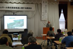 講演会でスライド写真を上映して鉾田市の植物について解説する安昌美さん=鉾田市箕輪