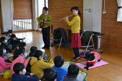 村上守さんと真理子さんの夫妻がギターとフルート演奏を披露した福祉体験学習=那珂市菅谷