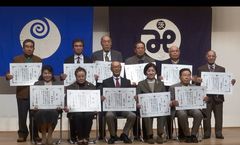 表彰された「わくわく美術展」の入賞者=県民文化センター