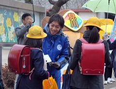 水戸市立見川小のあいさつ運動に参加した水戸ホーリーホックの山崎貴雅選手=同市見川