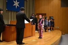 高橋靖市長(左)から表彰される市功労賞受賞者=水戸市笠原町