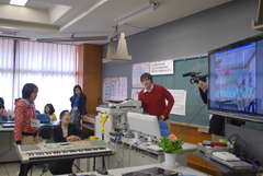 スクリーンに向かって質問に答える児童=北茨城市立中妻小