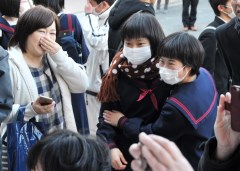 合格して喜ぶ受験生と保護者たち=12日午前9時すぎ、日立市若葉町の日立一高