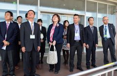 茨城空港の展望デッキを見学するベトジェットのグエン・ズオン・ビン営業担当次長(手前左から2人目)ら=小美玉市与沢