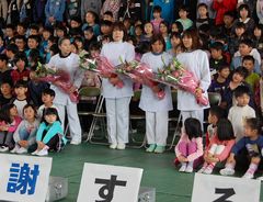 感謝する会では子どもたちと記念撮影も行われた=筑西市立関城西小