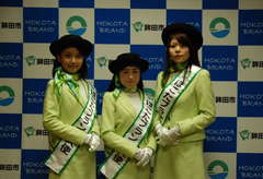 「ほこたブランド大使」を委嘱された中村紗織さんと永田幸子さん、米川優子さん(左から)