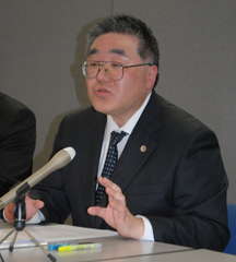 抱負を語る県弁護士会の木島千華夫会長=県庁