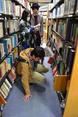 図書館で指示された蔵書を探す学生ら=水戸市見和の常磐大情報メディアセンター