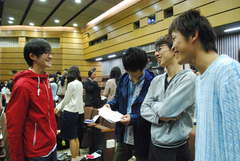 茨城学の講義で本県に対するイメージを話し合う学生=水戸市文京