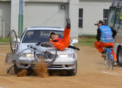 マナー違反による自転車事故を再現するスタントマン=小美玉市立小川北中