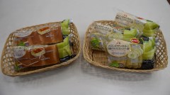 サークルKサンクスが12日から販売した(左から)「ケーキサンドメロン&ミルク風クリーム」と「メロンのサンホルン」