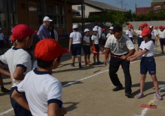 細川和彦プロの指導でスナッグゴルフを体験する児童たち=潮来市立潮来小