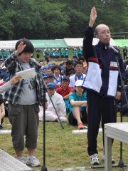 選手宣誓する常陸大宮市の大森匡さん(右)と東海村の照沼直子さん=笠松運動公園