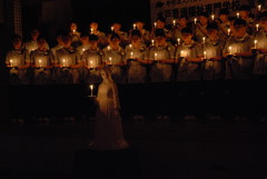 ナイチンゲール像を前に誓詞を唱和する学生=水戸市浜田