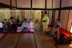 旧弘道館に設けられた石州流の茶席。自然光の柔らかな明かりの中で参加者は武家の茶道を味わった=水戸市三の丸
