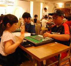 予選第4試合目で熱戦を繰り広げる児童=鉾田市鉾田