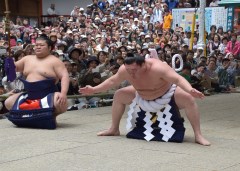 鹿島神宮で土俵入りを行う横綱白鵬関。太刀持ちは豪風関=鹿嶋市宮中