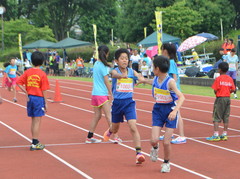 「石岡リレーカーニバル」でたすきをリレーする小学生=石岡市南台