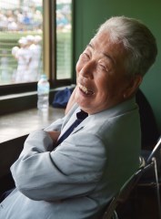 インタビューを終え試合を観戦する木内幸男さん=7日、土浦市川口の土浦市営球場、菊地克仁撮影