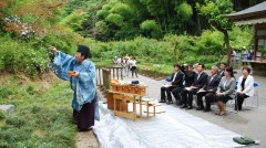 鳥総祭での神事に臨む神職と見守る関係者=常陸太田市新宿町　