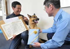 茨城新聞 警察犬マキシーに感謝状 竜ケ崎署 窃盗容疑者逮捕に貢献