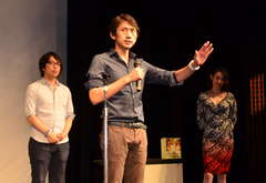 あいさつをするマクベス役の高橋正典さん。右はマクベス夫人役の小川里美さん=日立市幸町