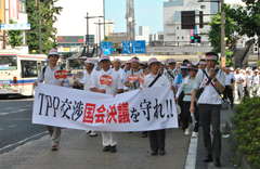 JR水戸駅前でデモ行進する県民集会の参加者ら=水戸市三の丸