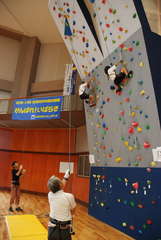 リード壁に挑戦する児童=鉾田総合公園体育館