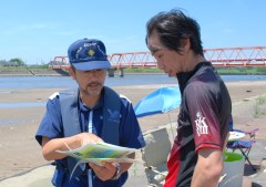 水上オートバイ愛好者らに安全運転を呼び掛けた=日立市留町の久慈川河口