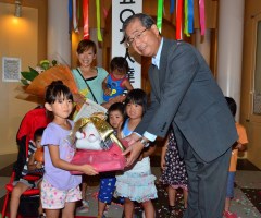 入場者250万人目となった渡辺愛大ちゃんに赤津敏明理事長(右)から認定書が手渡された=日立市幸町