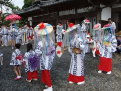 新盆の家で供養の舞を披露する踊り子=石岡市真家