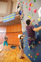 クライミングの動きを教わる児童ら=鉾田市当間の鉾田総合公園体育館