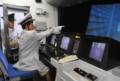 乗務員の制服を着用し列車の運転シミュレーターを体験する児童=水戸市宮町