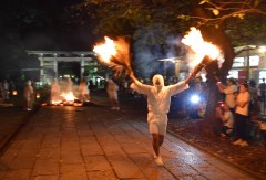 走りながら火の粉を舞い散らした「タバンカ祭」=下妻市大宝の大宝八幡宮