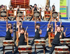多賀さくら認定こども園の園児による和太鼓演奏=よかっぺ通り