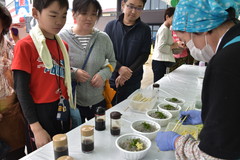 人気を集めた「生しらす丼」=大洗町磯浜町