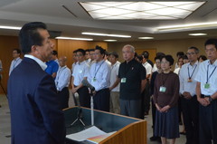 臨界事故から16年を迎え職員に訓話する東海村の山田修村長=村役場