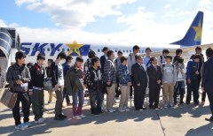 チャーター機への搭乗前に記念撮影を行う玉造工高の生徒ら=小美玉市与沢の茨城空港