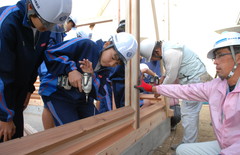 プロのアドバイスを受けながら電動ドライバーでネジを締める生徒=ひたちなか市立那珂湊中学校