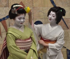 「京の老舗めぐり」PRで来社した芸子のもみ寿さんと舞妓のもみ福さん(右から)