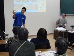 博物館の学芸員と動物園の飼育員が動物をテーマに角度を変えて解説した=日立市郷土博物館